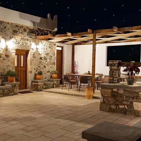 別荘 Paradisi Stone House コス・タウン