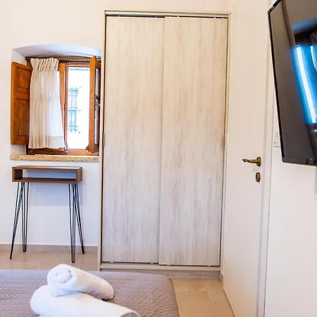 別荘 Paradisi Stone House コス・タウン